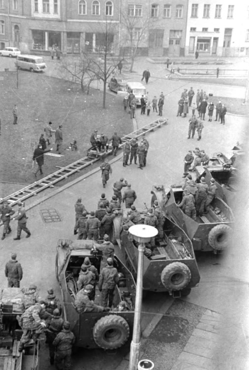 Dreharbeiten zu dem DEFA Film "Geschichten jener Nacht" vor der Haustür